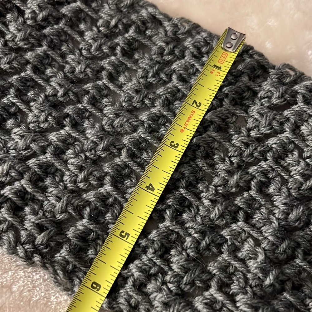 NWOT🧣 HANDMADE HAND-KNIT 67” THICK CHARCOAL GRAY KNIT INFINITY SCARF - Picture 7 of 7
